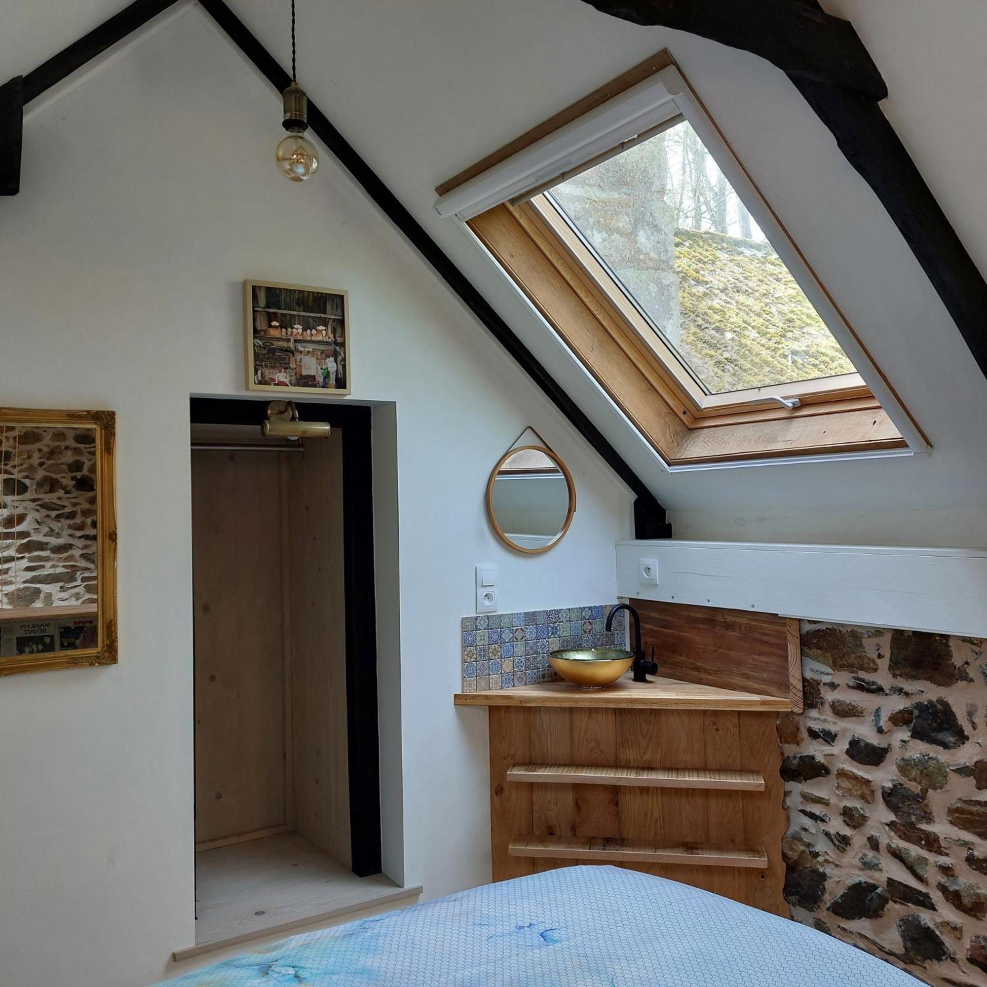 Le Vieux Moulin Bed & Breakfast Goudelin Phòng bức ảnh